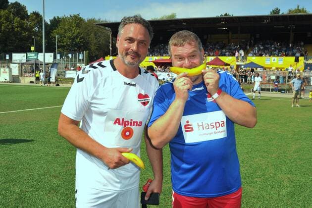 Prof. Dr. med. Thomas Mir und Elton. Benefiz-Fußballspiel KICKEN MIT HERZ, das Duell Promis gegen Ärzte für den guten Zweck im Stadion Hoheluft (SC Victoria Hamburg). Hamburg, 25.08.2019 Bitte Bildunterschrift : IMAGO Michael Wigglesworth