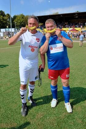 Prof. Dr. med. Thomas Mir und Elton. Benefiz-Fußballspiel KICKEN MIT HERZ, das Duell Promis gegen Ärzte für den guten Zweck im Stadion Hoheluft (SC Victoria Hamburg). Hamburg, 25.08.2019 Bitte Bildunterschrift : IMAGO Michael Wigglesworth