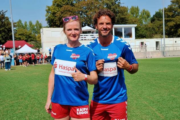 Nina Petri und Stephan Luca. Benefiz-Fußballspiel KICKEN MIT HERZ, das Duell Promis gegen Ärzte für den guten Zweck im Stadion Hoheluft (SC Victoria Hamburg). Hamburg, 25.08.2019 Bitte Bildunterschrift : IMAGO Michael Wigglesworth