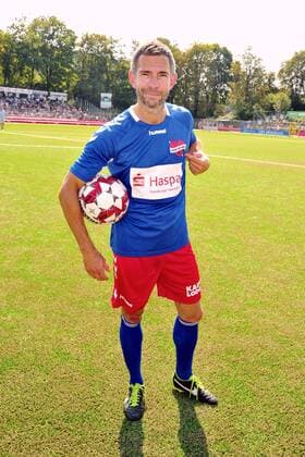 Micky Beisenherz. Benefiz-Fußballspiel KICKEN MIT HERZ, das Duell Promis gegen Ärzte für den guten Zweck im Stadion Hoheluft (SC Victoria Hamburg). Hamburg, 25.08.2019 Bitte Bildunterschrift : IMAGO Michael Wigglesworth
