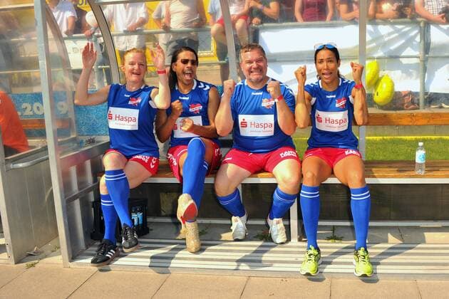 Nina Petri, Jorge Gonzalez, Elton und Annabelle Mandeng . Benefiz-Fußballspiel KICKEN MIT HERZ, das Duell Promis gegen Ärzte für den guten Zweck im Stadion Hoheluft (SC Victoria Hamburg). Hamburg, 25.08.2019 Bitte Bildunterschrift : IMAGO Michael Wigglesworth