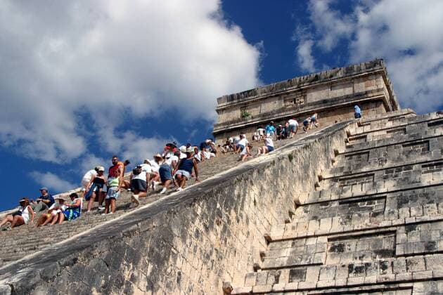 Chichen Itza Archaeological Area MERIDA, MEXICO - AUGUST 26: General View of the Chichen Itza archaeological area, symbol of knowledge and place of worship of the Mayan culture founded in 3000 BC, one of the most impressive Mayan metropolis, the Mayan culture was characterized by the construction of monumental architecture. it is considered a World Heritage Site by Unesco on August 26, 2019 in Tlaxcala, Mexico  Copyright: xFranciscoxMoralesx EYE_26817