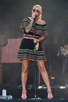 Saengerin Sarah Connor (GER) tritt die ersten beiden Songs mit Sonnenbrille auf - Radio Brocken Sommer Open Air-Stars for Free 2019 im Stadtpark Rotehorn in Magdeburg Sachsen Anhalt - Fotografiert am 25.08.2019