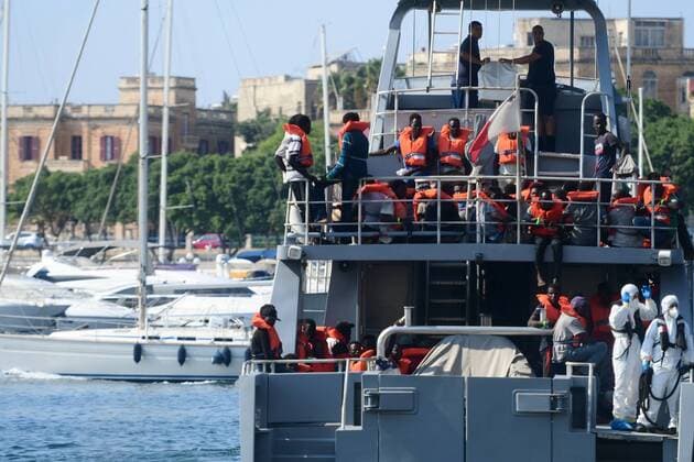 News Bilder des Tages (190826) -- FLORIANA (MALTA), Aug. 26, 2019 -- Rescued migrants are seen on the Armed Forces of Malta s patrol boat P24 in Floriana, Malta, on Aug. 26, 2019. The Armed Forces of Malta brought in 73 migrants who were rescued off a rubber dinghy in the Maltese search and rescue region on Monday afternoon. (Photo by Xinhua) MALTA-FLORIANA-MIGRANTS-DISEMBARKATION JonathanxBorg 