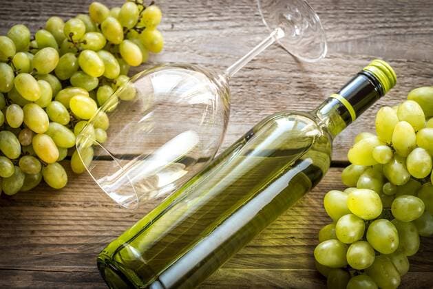  White wine with bunch of grape  Copyright: xAlex9500x Panthermedia26839253