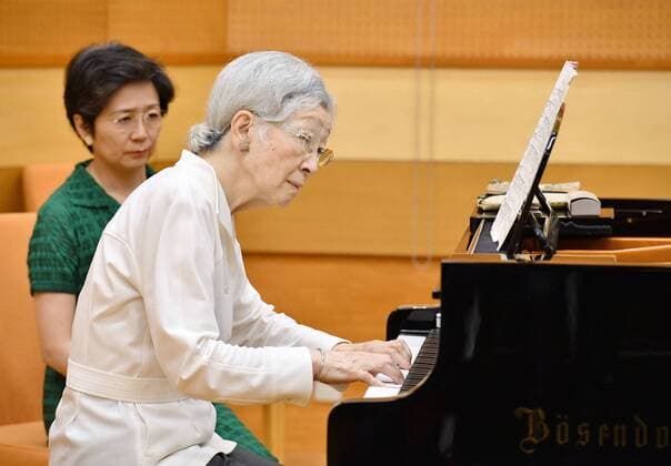 Entertainment Bilder des Tages Former Japan empress at music workshop Former Japanese Empress Michiko plays the piano during a music workshop in Kusatsu, Gunma Prefecture, eastern Japan, on Aug. 27, 2019.(Pool Photo) 