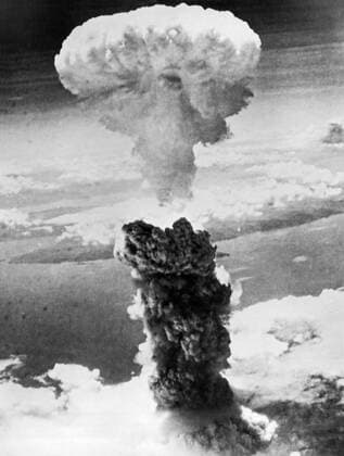 Nagasaki, Japan, August 10, 1945 Three minutes after the atomic bomb hit, this column of smoke rises to 20,000 feet over the ruins of the city ÂxUnderwoodxArchives 4-WWII-US-P-AF_3 4-WWII-US-P-AF_3HR