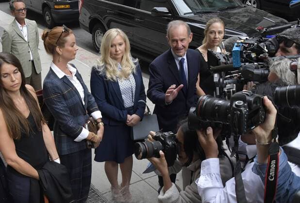 News Bilder des Tages Attorney David Boies and alleged victims of billionaire Jeffrey Epstein, Annie Farmer, right, and Virginia Guiffre, blonde, left, enter Manhattan Federal Court, Tuesday, July 27, 2019 in New York City. Epstein committed suicide while confined in the Manhattan Correctional Facility.  NYP20190827804 LOUISxLANZANO