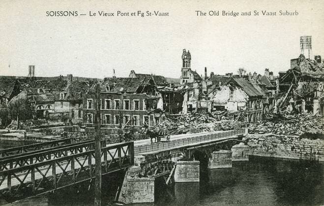 Ruins of the city of Soissons Postcard representing the ruins of the city of Soissons (Aisne) after the WWI bombings: the Vieux Pont and the Faubourg Saint Vaast. 1918 Copyright: xPhoto12 CollectionxBernardxCrochetx CRO18A00_070