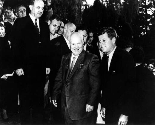 Vienna. Kennedy and Khrushchev heading to the American ambassy. In the background, on the left, Secretary of State Dean Rusk Vienna. Kennedy and Khrushchev heading to the American ambassy. In the background, on the left, Secretary of State Dean Rusk. June 3, 1961 Austria National archives. Washington Copyright: xPhoto12 ArchivesxSnarkx DFS09A03_431