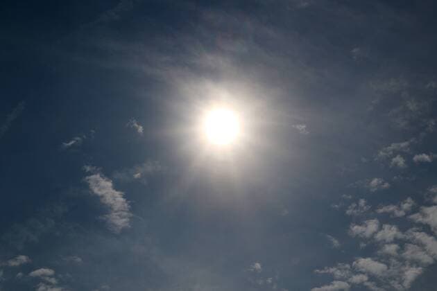 Hitzewelle und Dürre Gleißende Sonne zwischen einzelnen kleinen Wolken am Himmel vor der Bildung teils heftiger Gewitter Essen Nordrhein-Westfalen Deutschland