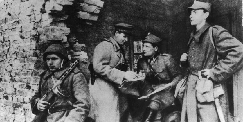 Soldiers of the Polish 1st Army in the ruins of Warsaw (1944). Soldiers of the Polish 1st Army in the ruins of Warsaw, at the time of the ghetto uprising (August-September 1944). The Polish 1st Army was part of Marshal Jukov s first Byelorussian front (group of armies). It participated in the liberation of Warsaw and Poland and the Battle of Berlin. These men in the Praga district are talking with a Soviet officer. Copyright: xPhoto12 CollectionxBernardxCrochetx CRO01159057