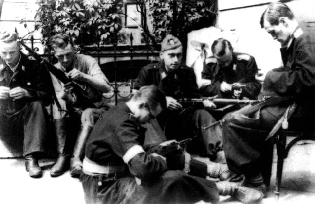 Polish resistance fighters during the uprising of the Warsaw ghetto (1944). Polish resistance fighters preparing for combat, during the uprising of the Warsaw ghetto (August-October 1944). Copyright: xPhoto12 CollectionxBernardxCrochetx CRO01159058