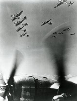 Formation of Boeing B-29 strategic bombers, 1945. Formation of American Boeing B-29 Super-Flying Fortress strategic bombers. Used solely in the Pacific against Japan, the B-29 was the largest bomber of World War II. 3,970 B-29s were delivered between 1940 and 1945 by the Boeing factories in Renton (Washington), Wichita (Kansas), Glenn L. Martin in Omaha (Nebraska) and Bell in Marietta (Georgia). They carried out 26,971 sorties and dropped the atomic bombs on Hiroshima and Nagasaki. Copyright: xPhoto12 CollectionxBernardxCrochetx CRO01169047