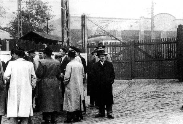 Budapest, workers block the tramways way out during general strike Budapest, workers block the tramways way out during general strike December 13, 1956 Hungary - Hungarian uprising of 1956 National Archives - Washington Copyright: xPhoto12 ArchivesxSnarkx DFS09A00052