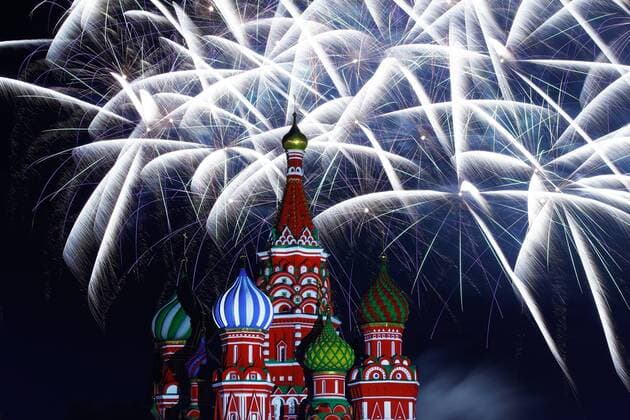 News Bilder des Tages MOSCOW, RUSSIA - AUGUST 28, 2019: Fireworks over St Basil s Cathedral in Red Square at the end of a gala concert at the 2019 Spasskaya Tower Military Music Festival Festival and Tattoo. Artyom Geodakyan TASS  TS0B8644