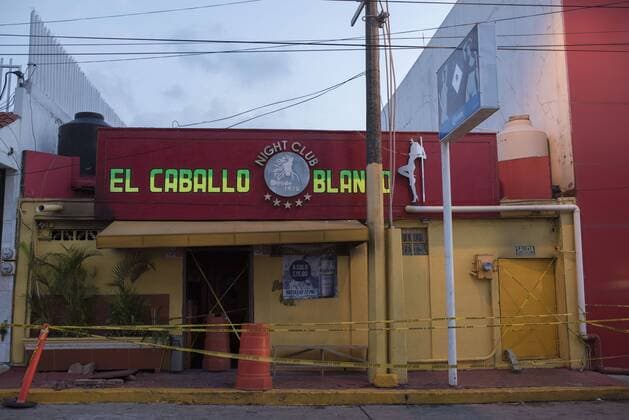 Mexiko, Tote nach einem Feuer in einem Nachtclub in Coatzacoalcos (190828) -- COATZACOALCOS (MEXICO), Aug. 28, 2019 (Xinhua) -- The nightclub is cordoned off after it was set on fire in Coatzacoalcos, Mexico, on Aug. 28, 2019. The death toll has reached 26 after a bar was set on fire in eastern Mexico, the state prosecutor general s office said on Wednesday. (Photo by Angel Hernandez Xinhua) MEXICO-COATZACOALCOS-NIGHTCLUB-FIRE 