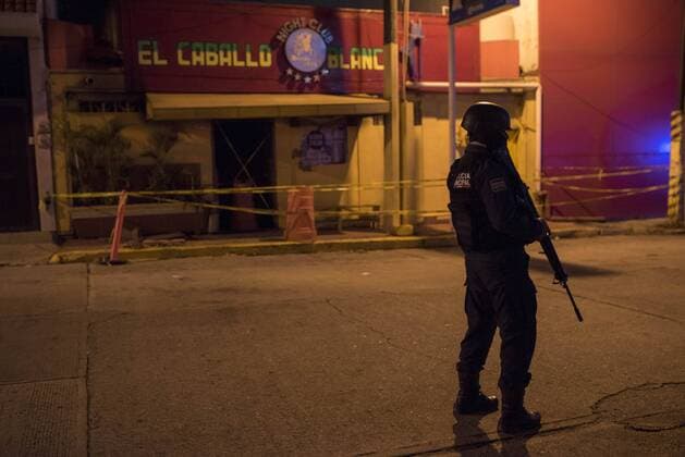 Mexiko, Tote nach einem Feuer in einem Nachtclub in Coatzacoalcos (190828) -- COATZACOALCOS (MEXICO), Aug. 28, 2019 (Xinhua) -- A security member stands guard near a nightclub after it was set on fire in Coatzacoalcos, Mexico, Aug. 28, 2019. The death toll has reached 26 after a bar was set on fire in eastern Mexico, the state prosecutor general s office said on Wednesday. (Photo by Angel Hernandez Xinhua) MEXICO-COATZACOALCOS-NIGHTCLUB-FIRE 