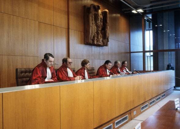 Deutschland, Karlsruhe, 1980 Sitzung des Bundesverfassungsgerichtes Foto: Präsident Ernst Benda (Mitte) während der Sitzung Sitzung des Bundesverfassungsgerichtes *** Germany, Karlsruhe, 1980 Meeting of the Federal Constitutional Court Photo President Ernst Benda Mitte during the meeting Meeting of the Federal Constitutional Court