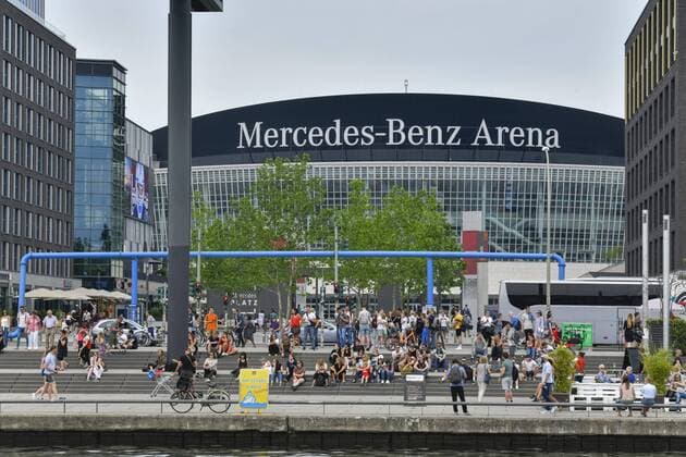 Mercedes Benz Arena, Mercedes-Benz-Platz, Muehlenstraße, Spree, Friedrichshain, Berlin, Deutschland