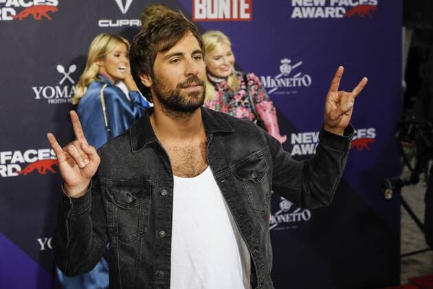 29.08.2019. Düsseldorf. Max Giesinger auf dem Bunte New Faces Award im alten Stahlwerk. Düsseldorf Altes Stahlwerk, Ronsdorfer Str. Nordrhein-Westfalen Deutschland