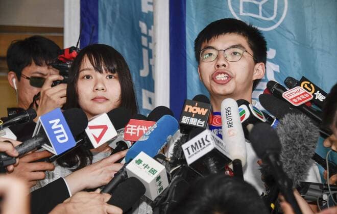 News Bilder des Tages Hong Kong democracy activists Democracy activists Joshua Wong (R) and Agnes Chow meet the press in Hong Kong on Aug. 30, 2019, after being released. The two were arrested earlier in the day for allegedly inciting and organizing an unlawful assembly in June, according to local media. 