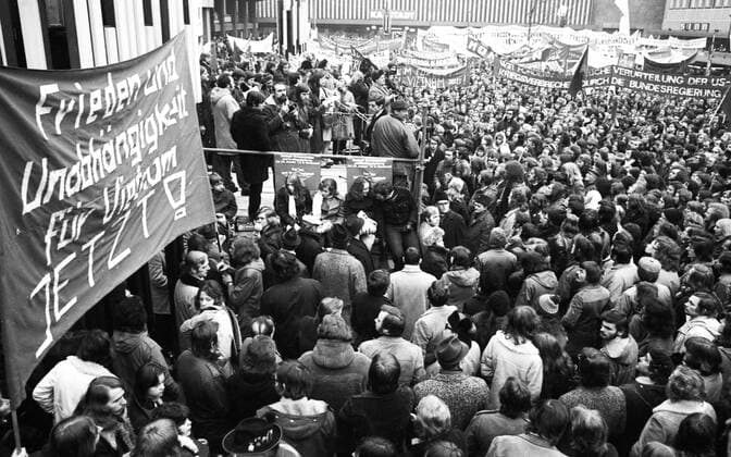 30000 fuer Frieden in Vietnam 1973 DEU, Deutschland, Dortmund: Mehr als 30.000 demonstrierten am 20.1.1973 in Dortmund von vielen Organisationen dazu aufgerufen fuer ein Frieden in Vietnam. DEU, Germany, Dortmund: More than 30,000 demonstrated on 20.1.1973 in Dortmund by many organizations calling for peace in Vietnam. NRW
