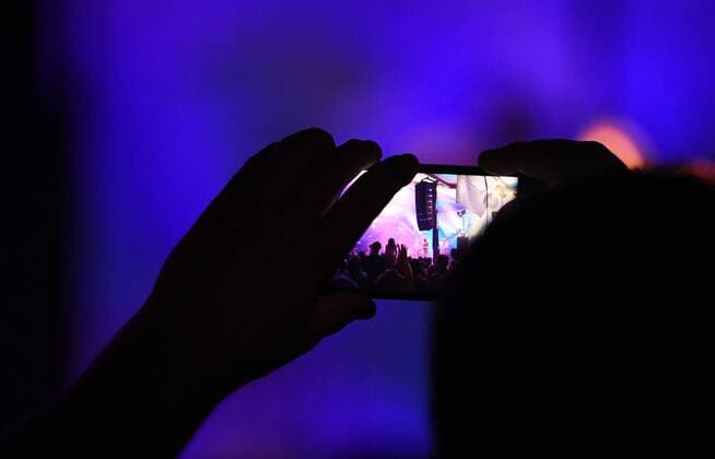 Lokal 30.08.2019 60. Sommerfest des Musikverein Hirrlingen 100 Jahre Musikverein Hirrlingen Chiemgauer Combo LaBrassBanda, ein Besucher filmt mit seinem Smartphone