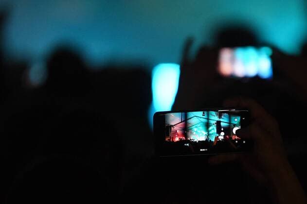 Lokal 30.08.2019 60. Sommerfest des Musikverein Hirrlingen 100 Jahre Musikverein Hirrlingen Chiemgauer Combo LaBrassBanda, ein Besucher filmt mit seinem Smartphone
