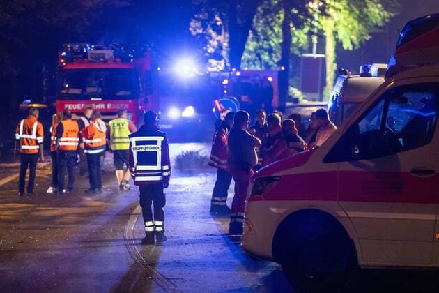 Essen, Unglück bei einem Konzert in Essen 31.08.2019 , Essen , Bei einem Konzert der beiden Musiker Casper und Marteria auf dem Gelände des Seaside-Beach am Baldeneysee in Essen ist eine LED-Leinwand an der Bühne umgestürzt , 22 Menschen verletzt , 2 davon schwer.