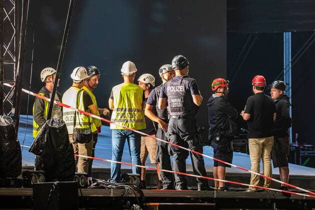 Essen, Unglück bei einem Konzert in Essen 31.08.2019 , Essen , Bei einem Konzert der beiden Musiker Casper und Marteria auf dem Gelände des Seaside-Beach am Baldeneysee in Essen ist eine LED-Leinwand an der Bühne umgestürzt , 22 Menschen verletzt , 2 davon schwer.