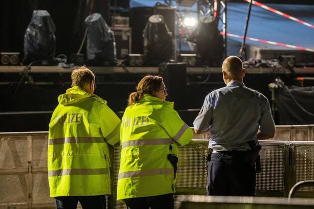 Essen, Unglück bei einem Konzert in Essen 31.08.2019 , Essen , Bei einem Konzert der beiden Musiker Casper und Marteria auf dem Gelände des Seaside-Beach am Baldeneysee in Essen ist eine LED-Leinwand an der Bühne umgestürzt , 22 Menschen verletzt , 2 davon schwer.