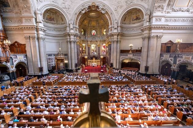 Bilder des Jahres 2019, News 09 September Christen aus Polen und Deutschland haben am Sonntag (01.09.2019) mit einem oekumenischen Gedenkgottesdienst im Berliner Dom an den Beginn des Zweiten Weltkriegs vor 80 Jahren erinnert. Unter den Gaesten waren Bundestagspraesident Wolfgang Schaeuble (CDU), seine polnische Amtskollegin, Sejmmarschallin Elzbieta Witek, und der Landesbischof der Evangelisch-Augsburgischen Kirche in Polen, Jerzy Samiec. Der Berliner evangelische Bischof Markus Droege (Dröge) hielt die Predigt. Den Gottesdienst gestaltete der Warschauer Pfarrer Piotr Gas gemeinsam mit den Dompredigern Thomas C. Mueller (Müller) und Petra Zimmermann. Der Berliner Rabbiner Andreas Nachama sang das juedische Totengebet. Im Anschluss an den Gottesdienst unterzeichneten die Berliner Domgemeinde und die Warschauer St.-Trinitatis-Gemeinde eine Partnerschaftsvereinbarung. (Siehe ep Copyright: epd-bild RolfxZoellner EDITORIAL USE ONLY