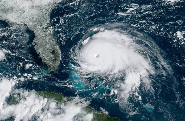 Bilder des Jahres 2019, News 09 September News Bilder des Tages Hurricane Dorian is captured by NOAA s GOES-East satellite at 10:10 AM EST on September 1, 2019, approximately 200 miles east of West Palm Beach, Florida. Data collected from an Air Force Hurricane Hunter plane indicate that the maximum sustained winds have increased to near 160 mph (260 km h). Dorian is now a category 5 hurricane on the Saffir-Simpson Hurricane Wind Scale. NASA  WAX2019090101 NASA