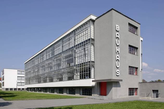 31.08.2019, Dessau, Deutschland - Foto: Das Bauhaus Dessau in Dessau-Rosslau, hier die Ansicht von der Gropiusallee, entstand von 1925 bis 1926 nach Plaenen von Walter Gropius als Schulgebaeude fuer die Kunst-, Design- und Architekturschule Bauhaus. Der Bau selbst und die in unmittelbarer Naehe errichteten Meisterhaeuser begruendeten den Ruf des Bauhaus als Ikone der Moderne. Seit 1996 ist der Gebaeudekomplex Teil der UNESCO Welterbestaette Bauhaus.