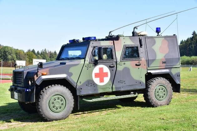 Sanitäter bergen einen Verletzten mit dem gepanzertem Sanitätsfahrzeug EAGLE IV während des Tages der offenen Tür des Sanitätsregiment 2 in Rennerod im Westerwald Rennerod Rheinland-Pfalz Deutschland
