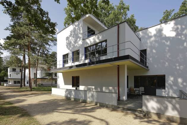 31.08.2019, Dessau, Deutschland - Foto: In der Naehe des Bauhauses, in der Ebertallee, baute Walter Gropius die Meisterhaeuser als Unterkunft fuer die Meister des Bauhauses. Es waren gleichzeitig Musterhaeuser fuer modernes Wohnen. Von Ost nach West sind es das Einzelhaus Gropius, sowie jeweils die Doppelhaeuser Moholy-Nagy Feininger, Muche Schlemmer und Kandinsky Klee. Die drei Doppelhaeuser wiesen identische Grundrisse auf, wobei die eine Haelfte jeweils fast das um 90 Grad gedrehte Spiegelbild der anderen war. Das Bauhaus Dessau in der Gropiusallee in Dessau-Rosslau, entstand von 1925 bis 1926 nach Plaenen von Walter Gropius als Schulgebaeude fuer die Kunst-, Design- und Architekturschule Bauhaus. Der Bau selbst und die in unmittelbarer Naehe errichteten Meisterhaeuser begruendeten den Ruf des Bauhaus als Ikone der Moderne. Seit 1996 i