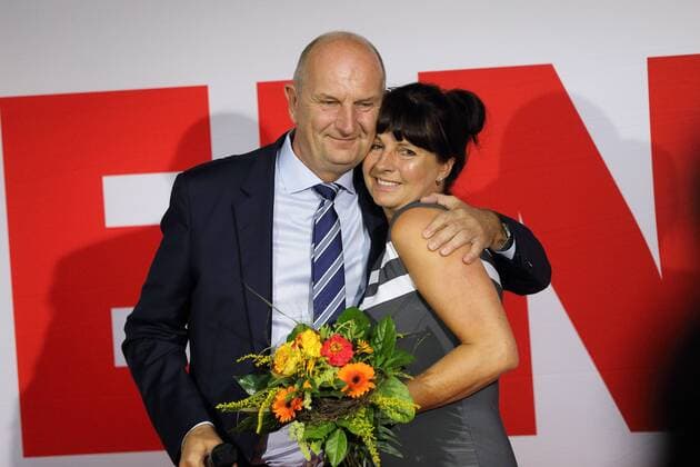 Bilder des Jahres 2019, News 09 September Ministerpräsident Dietmar Woidke (Spitzenkandidat SPD) dankt mit Blumenstrauß Ehefrau Susanne auf der Wahlparty der SPD am Wahlabend der Brandenburger Landtagswahl, Potsdam, 1. September 2019. Landtagswahl Brandenburg 2019 *** Prime Minister Dietmar Woidke Top candidate SPD thanks with bouquet of flowers wife Susanne at the SPD election party on the election evening of the Brandenburg state election, Potsdam, 1 September 2019 Brandenburg state election 2019