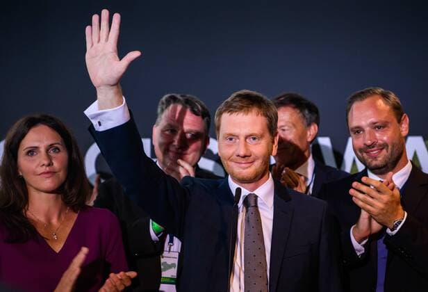 News Themen der Woche KW 36 News Bilder des Tages (190902) -- DRESDEN, Sept. 2, 2019 (Xinhua) -- Michael Kretschmer (C), candidate of German Christian Democratic Union (CDU) and Saxony s Minister-President, greets his supporters after the initial forecast of local parliament election in Dresden, eastern Germany, on Sept. 1, 2019. Chancellor Angela Merkel s Christian Democratic Union (CDU) stood fast at the top in Saxony s state election with 32 percent, while Germany s far-right party Alternative for Germany (AfD) made big gain, according to the exit poll. (Photo by Kevin Voigt Xinhua) GERMANY-SAXONY-DRESDEN-STATE ELECTION 