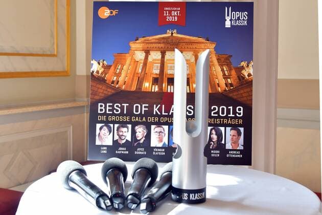 OPUS KLASSIK AWARD PK Veranstaltungsplakat und der Klassikpreis bei der OPUS KLASSIK PK zum 2. OPUS AWARD im Konzerthaus am Gendarmenmarkt in Berlin am 02.09.2019