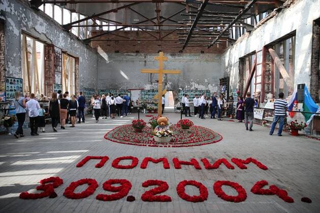 Bilder des Jahres 2019, News 09 September News Themen der Woche KW 36 News Bilder des Tages BESLAN, RUSSIA â€“ SEPTEMBER 2, 2019: People bring toys and flowers to the former School No 1 gym in memory of the victims of the 2004 Beslan school siege when a group of Chechen militants took hostage over 1,200 people and killed 334, among them 186 children. Yelena Afonina TASS  TS0B90E7