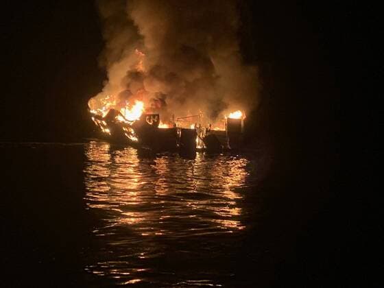 Bilder des Jahres 2019, News 09 September News Themen der Woche KW 36 News Bilder des Tages September 2, 2019 - Santa Cruz Island, California, USA - Around 3am Pacific Time, the 75 dive boat Conception catches fire off the coast of Santa Cruz Island. Multiple agencies responded to the call that came over the radio. Five individuals were rescued from the scene while 34 others are missing. Santa Cruz Island USA - ZUMAz03_ 20190902_new_z03_003 Copyright: xMikexEliasonx