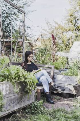 Young woman relaxing in urban garden model released Symbolfoto  VGPF00058