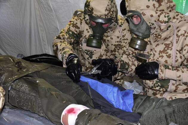 Bundeswehrsoldaten in ABC-Schutzanzügen behandeln einen dekontaminierten Patienten während des Tages der offenen Tür des Sanitätsregiment 2 in Rennerod im Westerwald Rennerod Rheinland-Pfalz Deutschland