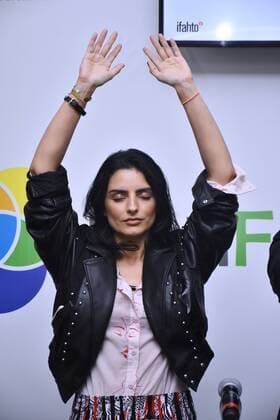 Bien Fest 2019 press conference MEXICO CITY, MEXICO - SEPTEMBER 3: Actress Aislinn Derbez performing a yoga dynamic during a press conference to promote Bien Fest 2019 It is a festival to raise awareness among citizens to be in good health at Casa Zertu on September 3, 2019 in Mexico City, Mexico  Copyright: xCarlosxTischlerx EYE_7790