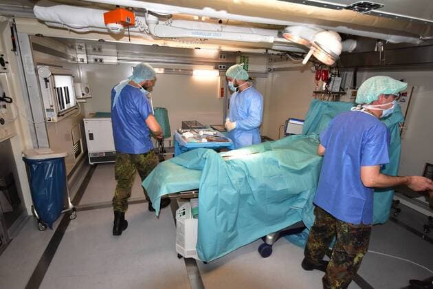 Einblicke in ein mobiles Rettungszentrum der Bundeswehr während des Tages der offenen Tür des Sanitätsregiment 2 in Rennerod im Westerwald. Rennerod Rheinland-Pfalz Deutschland