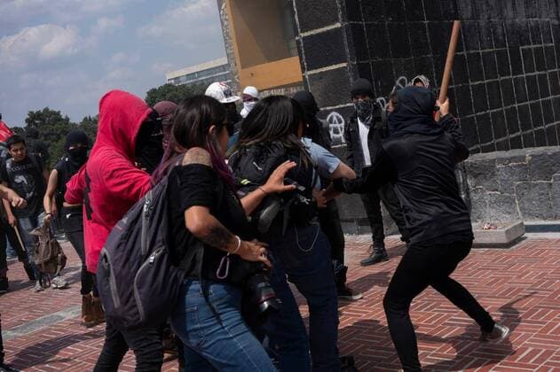 Mexiko, Ausschreitungen an der Universität UNAM in Mexiko-Stadt September 3, 2019: EUM20190903SOC10.JPG.CIUDAD DE MEXICO ProtestProtesta-UNAM Violencia.- Este martes 3 de septiembre de 2019, un grupo de jovenes encapuchados realizan actos vandalicos en las instalaciones de la Rectoria de la Universidad Nacional Autonoma de Mexico. Foto: Agencia EL UNIVERSALGerardo LunaEVZ. Copyright: xElxUniversalx