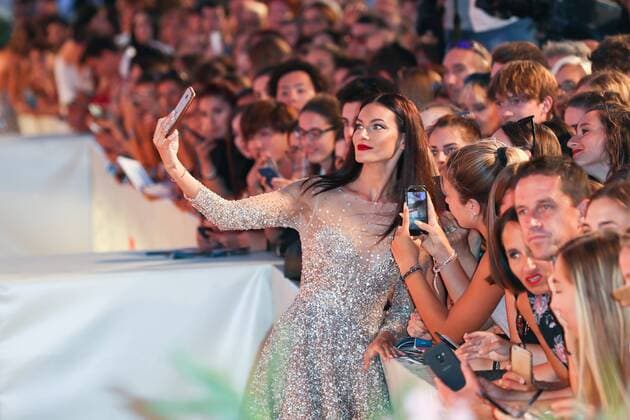 Bilder des Jahres 2019, Entertainment 09 September Entertainment Themen der Woche KW36 Entertainment Bilder des Tages (190904) -- VENICE, Sept. 4, 2019 -- Model Paola Turani poses for a selfie with fans on the red carpet for the premiere of the film About Endlessness during the 76th Venice International Film Festival in Venice, Italy, Sept. 3, 2019. ) ITALY-VENICE-FILM FESTIVAL- ABOUT ENDLESSNESS PREMIERE ZhangxCheng 