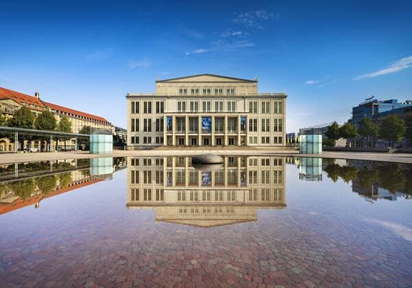  Oper Leipzig mit Spiegelung im Wasser des Opernbrunnen, Leipzig, Sachsen, Deutschland, Europa *** Opera Leipzig with reflection in the water of the Opernbrunnen, Leipzig, Saxony, Germany, Europe Copyright: imageBROKER/AndreasxVitting iblavi05032909.jpg