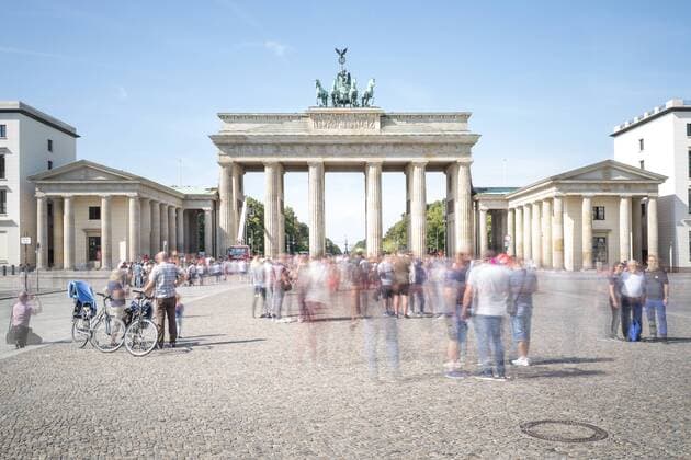 Das Brandenburger Tor und der Pariser Platz in Berlin mit Touristen. 04.09.2019, GER - Berlin, Das Brandenburger Tor und der Pariser Platz in Berlin mit Touristen., Berlin Berlin Deutschland Brandenburger Tor, Pariser Platz